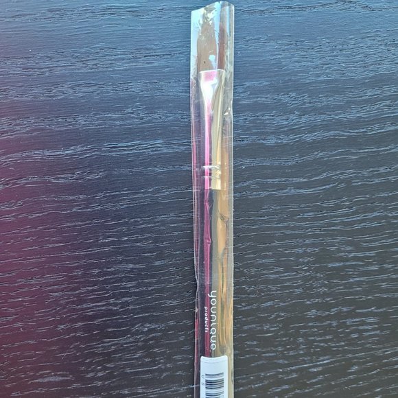 Younique Concealer Brush - Picture 2 of 6